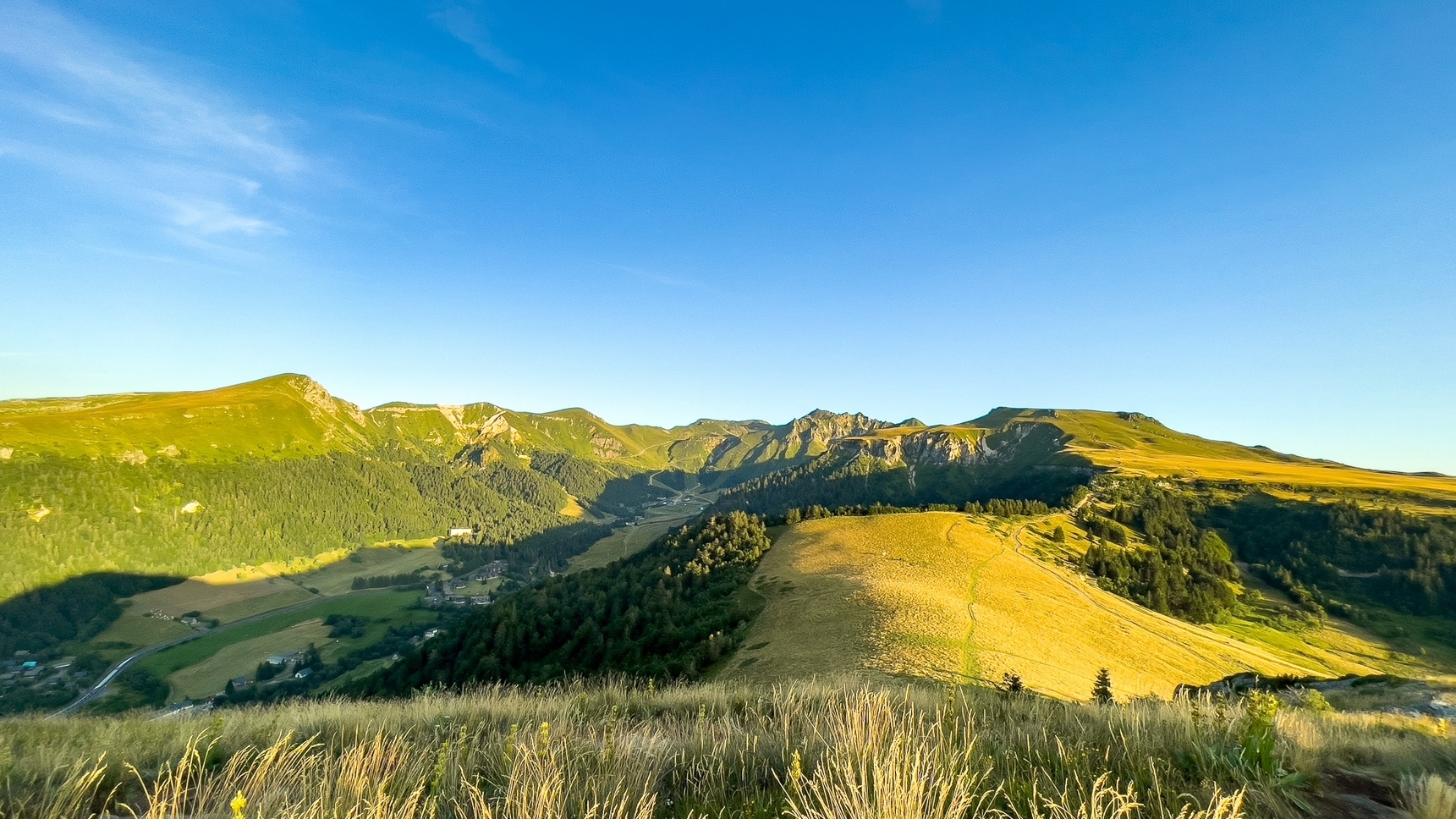 Puy du Capucin: Impressive Panorama of the Sancy Massif