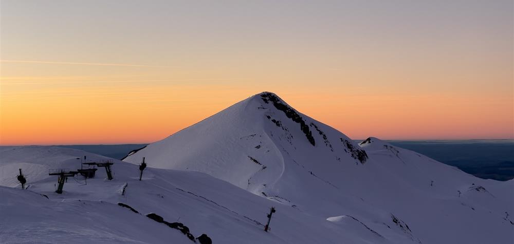 Snow-covered Puy de Sancy: Panoramic view from the Puy de Dôme