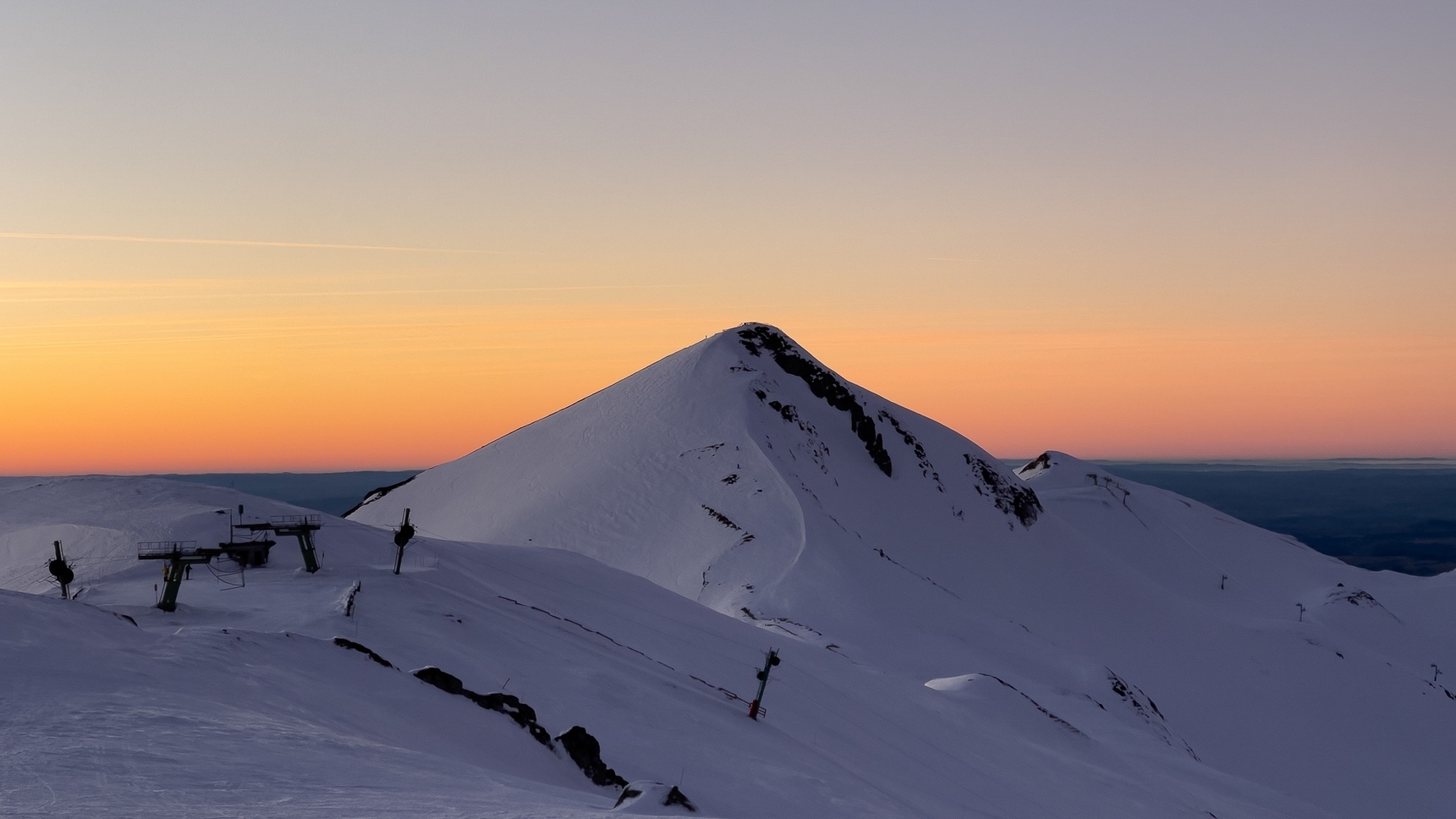 Snow-covered Puy de Sancy: Panoramic view from the Puy de Dôme