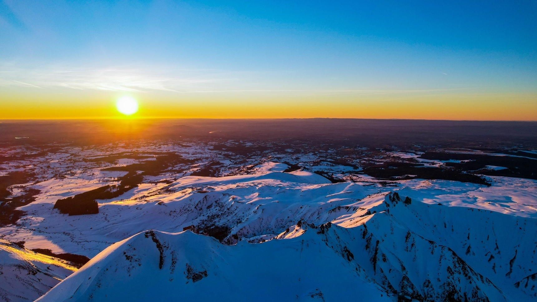 Snowy Puy de Sancy: Crest Trail, a Unique Winter Panorama at the Summit