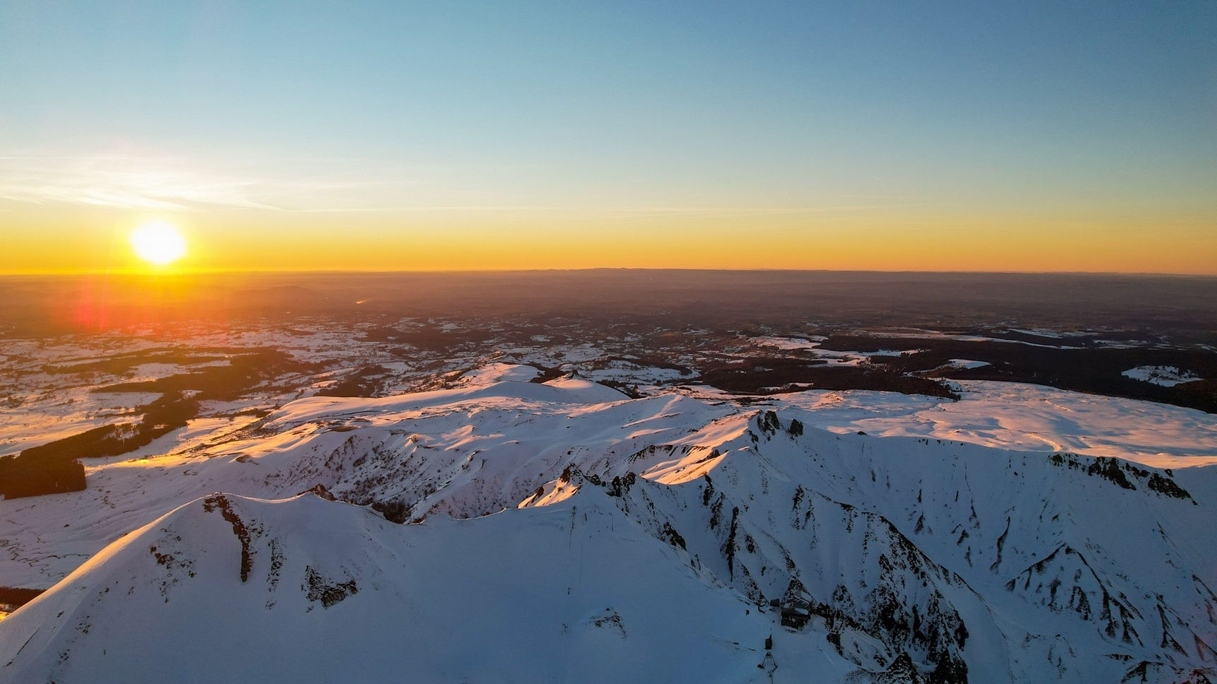 Snow-covered Puy de Sancy: Panoramic view from the Puy de Dôme