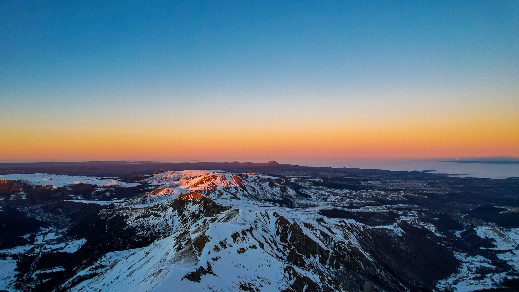 Snowy Puy de Sancy: Exceptional Panorama of the Massif Adventif and the Puy de Dôme