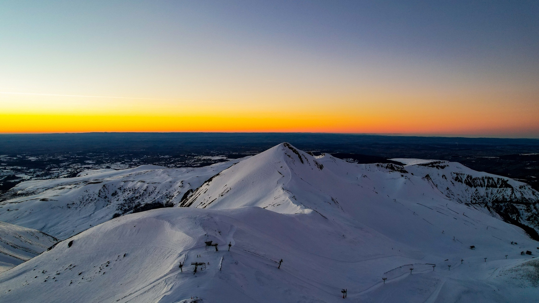 Snow-covered Puy de Sancy: Panoramic view from the Puy de Dôme