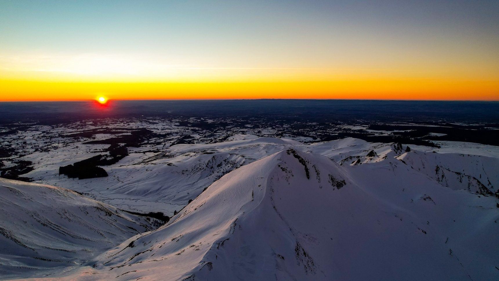 Snow-covered Puy de Sancy: Breathtaking view from the Puy de Dôme