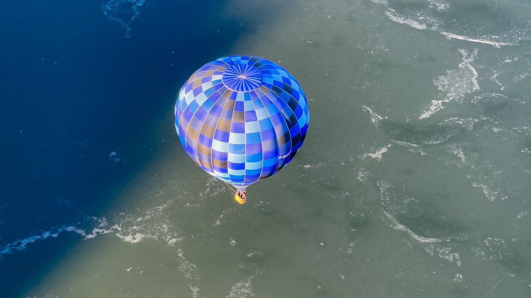 Auvergne Montgolfière: Lac Chambon: A Magical Flight over a Mountain Lake