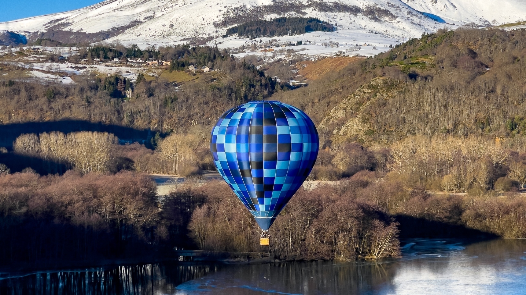 Auvergne Montgolfière: Lac Chambon: Hot Air Balloon Flight in the Heart of the Sancy Massif