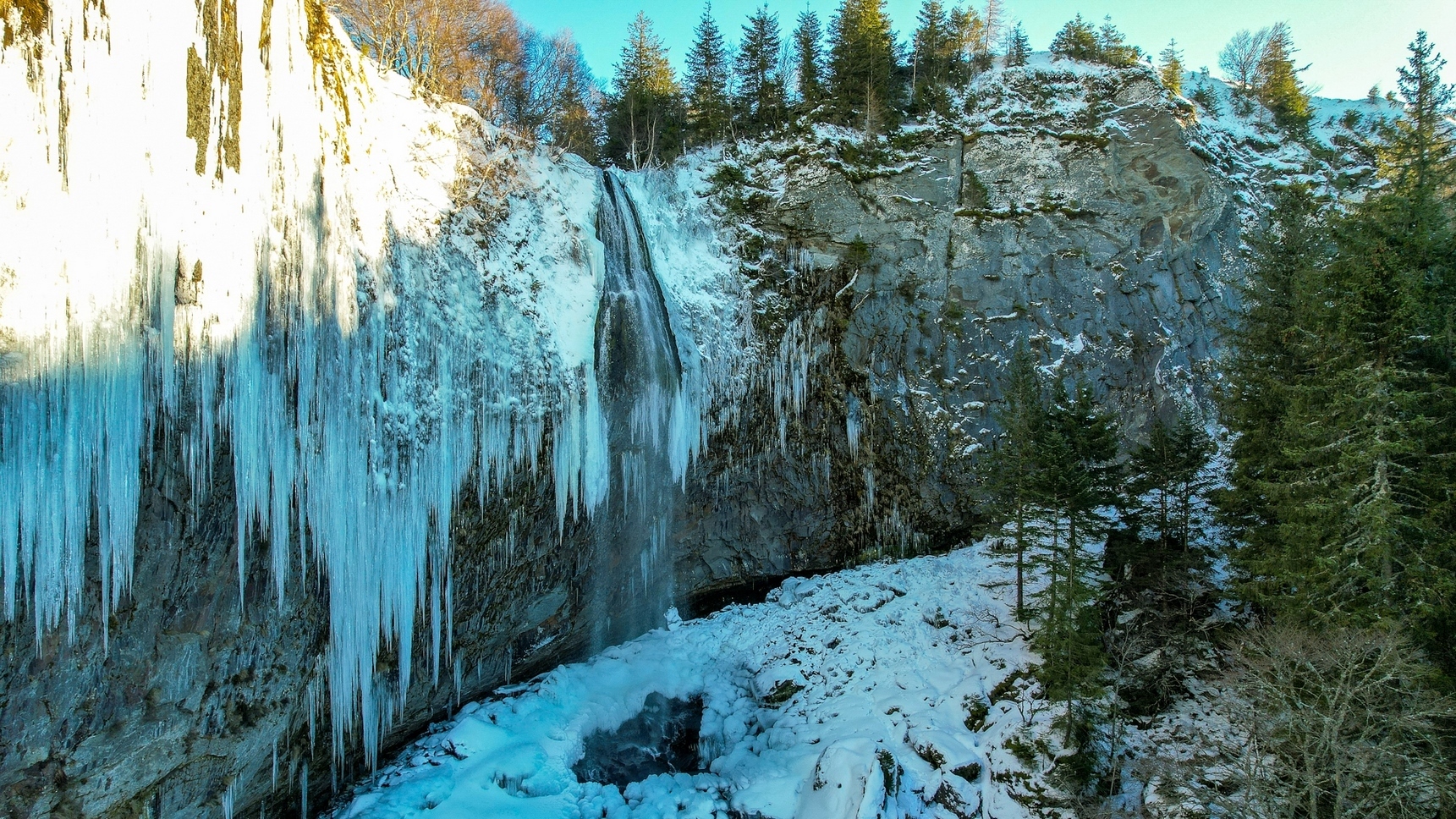 Sancy Massif: The Grande Cascade, a Unique Place Under the Ice