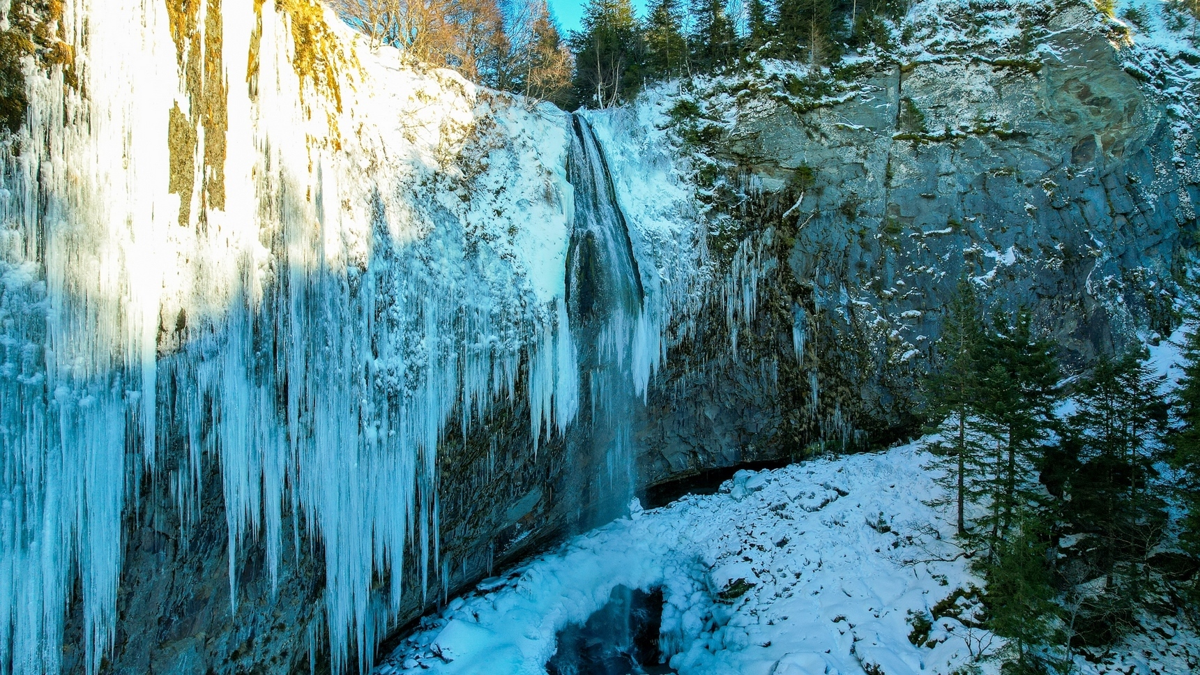 Grande Cascade du Sancy: Magic of Winter, an Ice Show