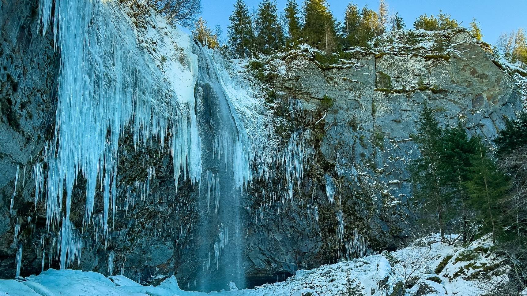 Puy de Dôme: The Grande Cascade du Sancy, a Magical Winter Landscape