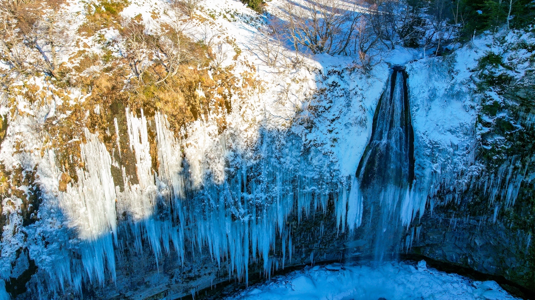 Auvergne: The Grande Cascade du Mont Dore, an Exceptional Ice Show