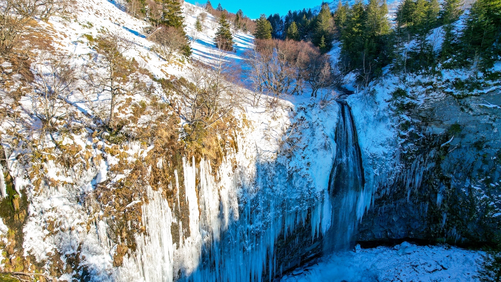 Grande Cascade du Sancy: Ice Show in Auvergne