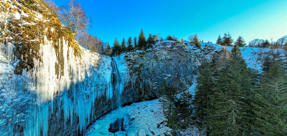 Grande Cascade du Sancy: A Breathtaking Ice Show