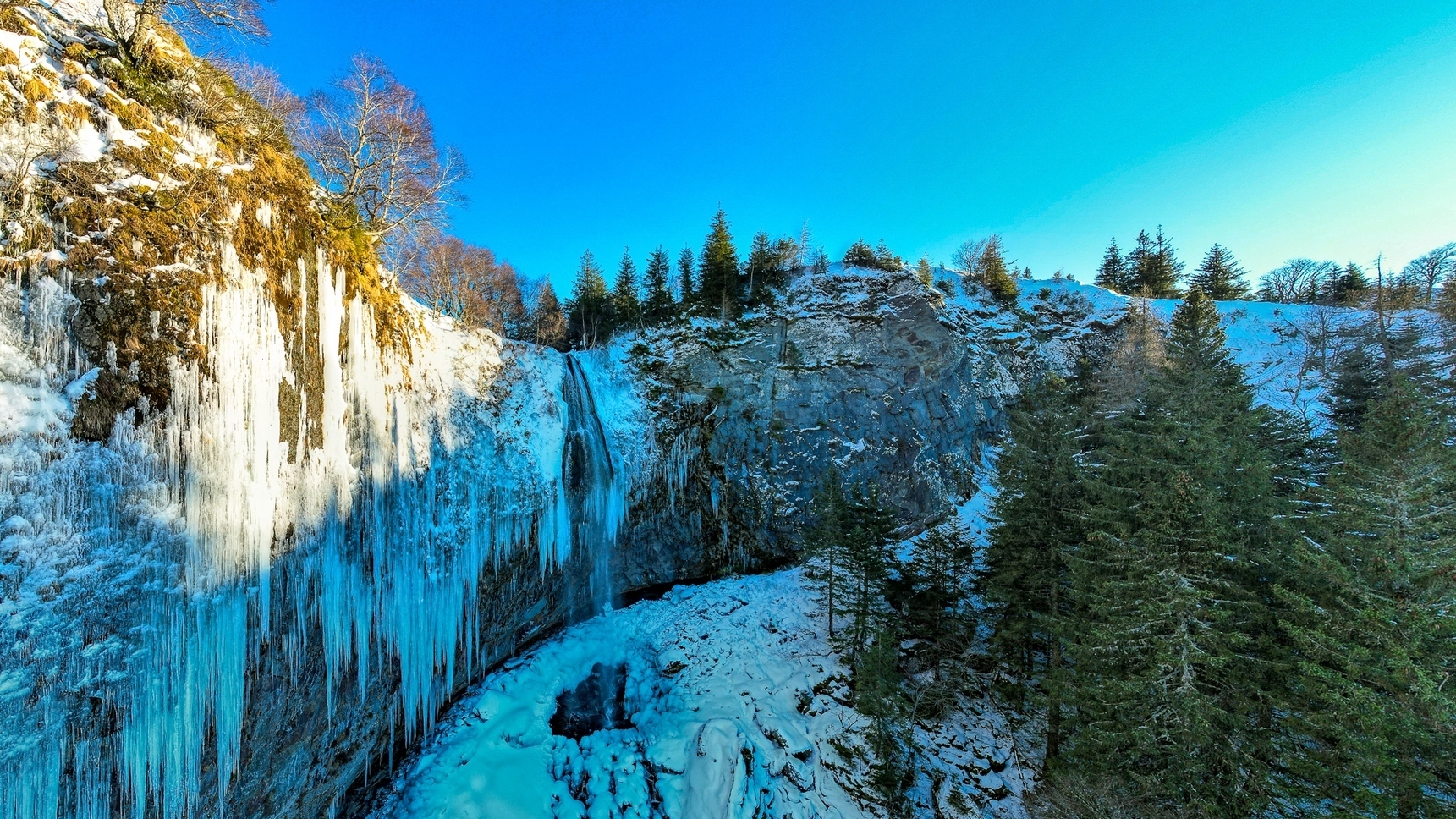 Grande Cascade du Sancy: A Breathtaking Ice Show