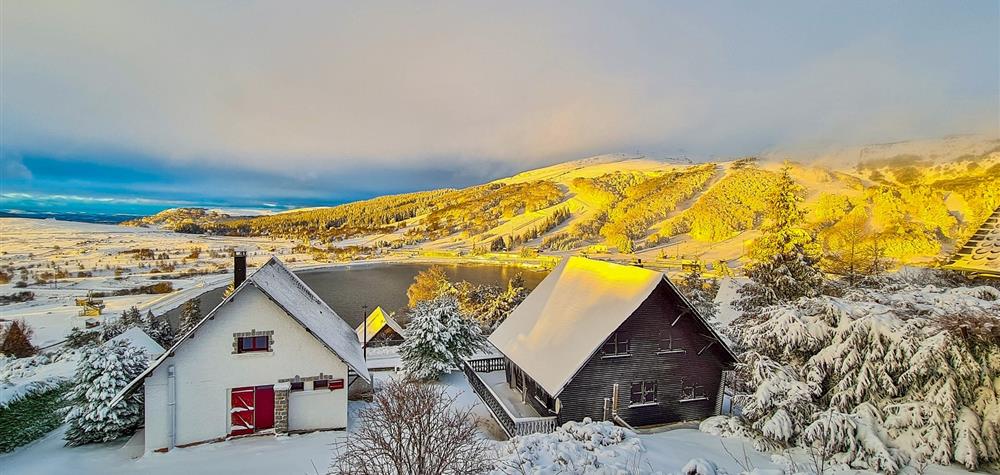 Chalet Ma Cambuse in Super Besse, magnificent view of the Massif du Sancy