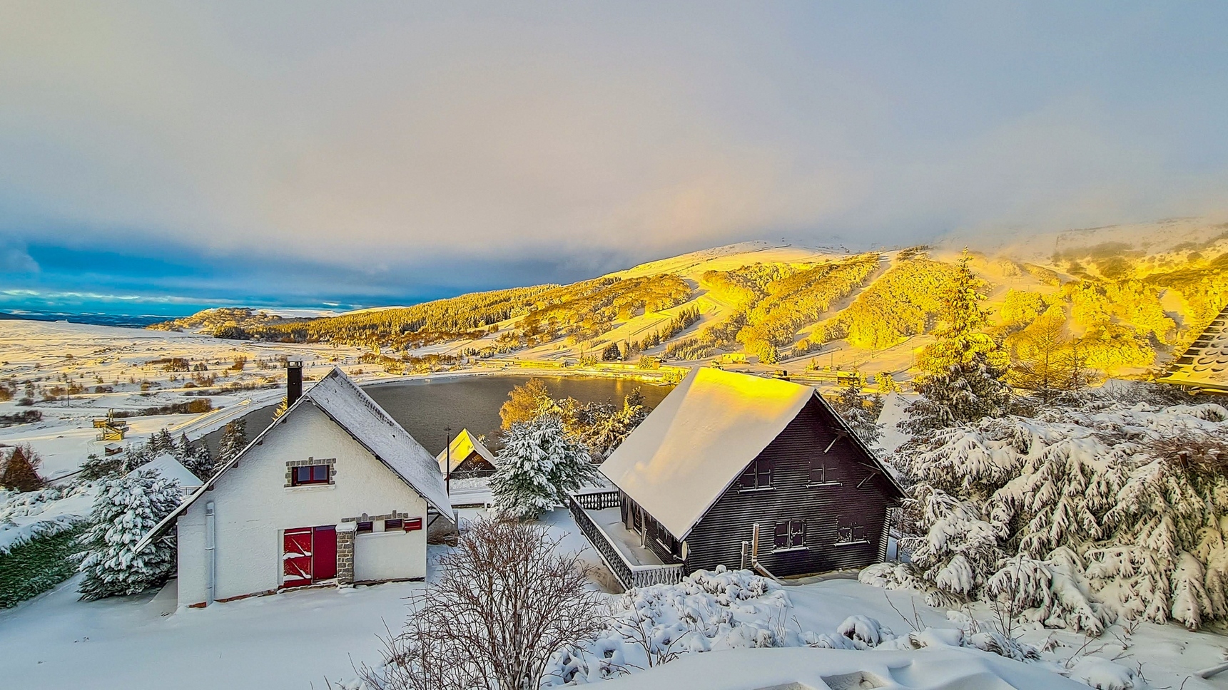 Chalet Ma Cambuse in Super Besse, magnificent view of the Massif du Sancy