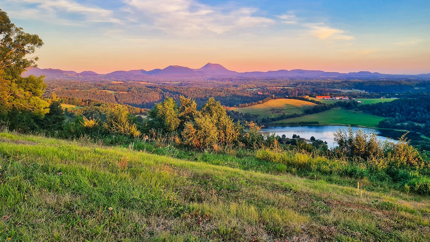 Puy de Dôme & Lakes of Auvergne - Volcanoes & Aquatic Landscapes - Magnificent