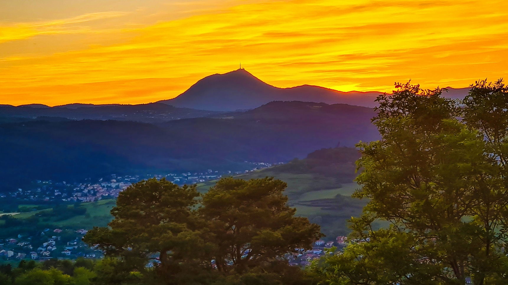 Gergovie Plateau - Sunset - Chaîne des Puys and Puy de Dôme - Magic Show