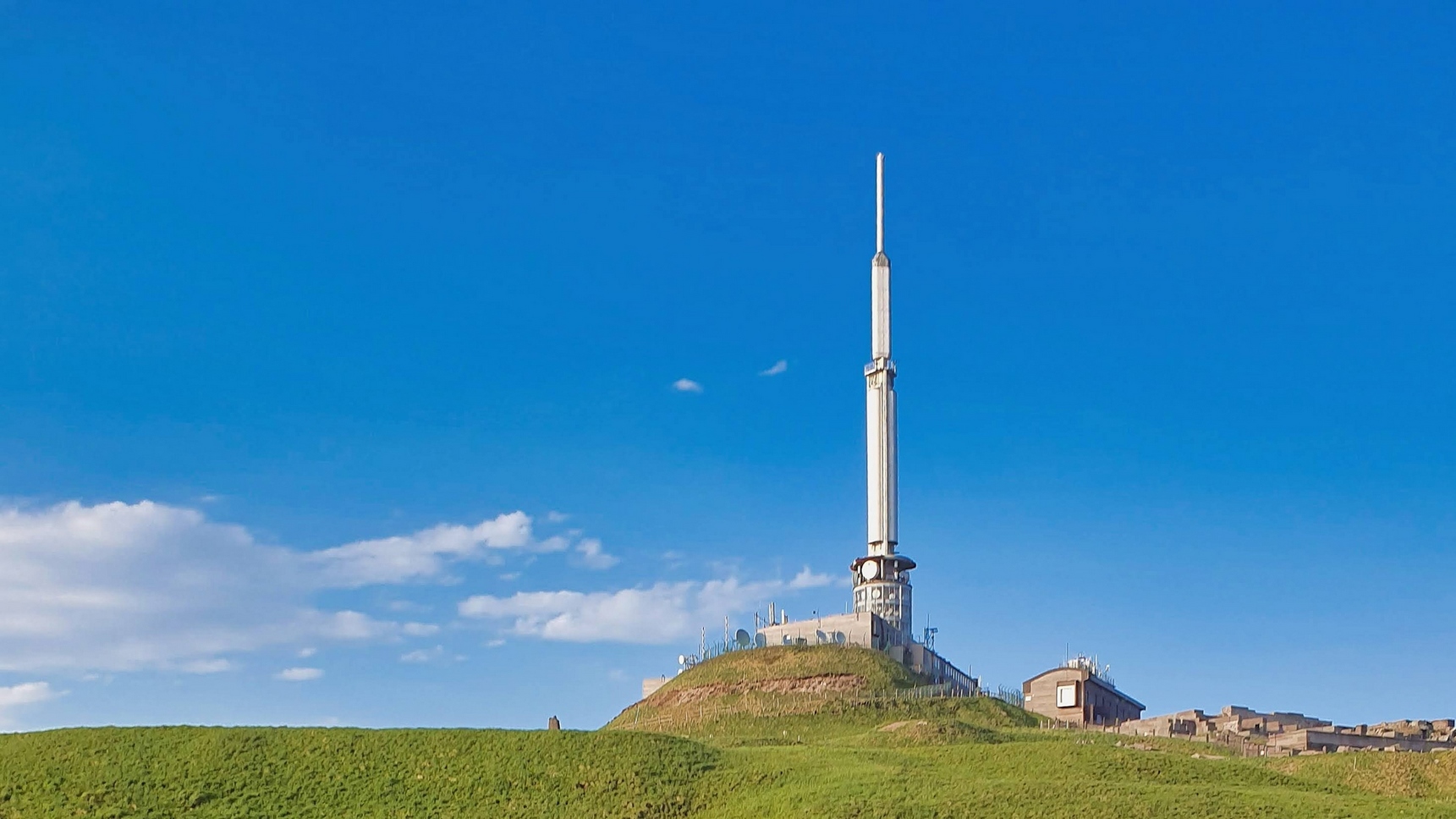 Puy de Dôme - Television Broadcasting Antenna - Impressive View