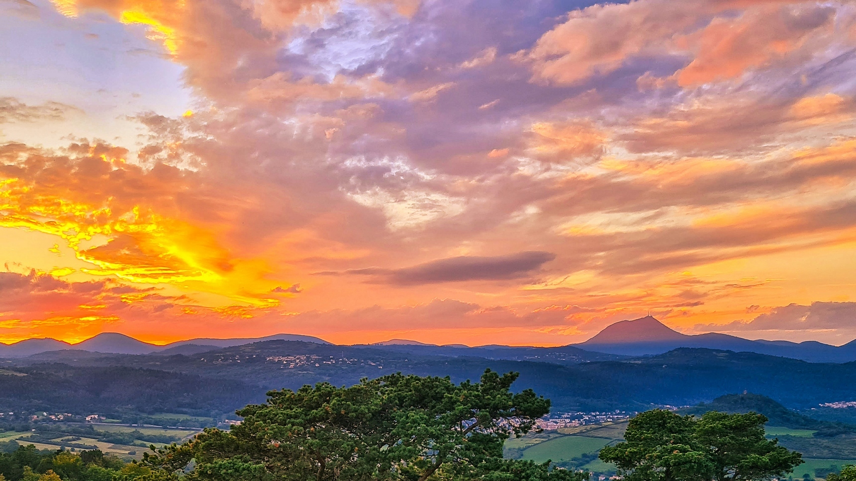 Chaîne des Puys - Sunset - Puy de Dôme - Magic Show