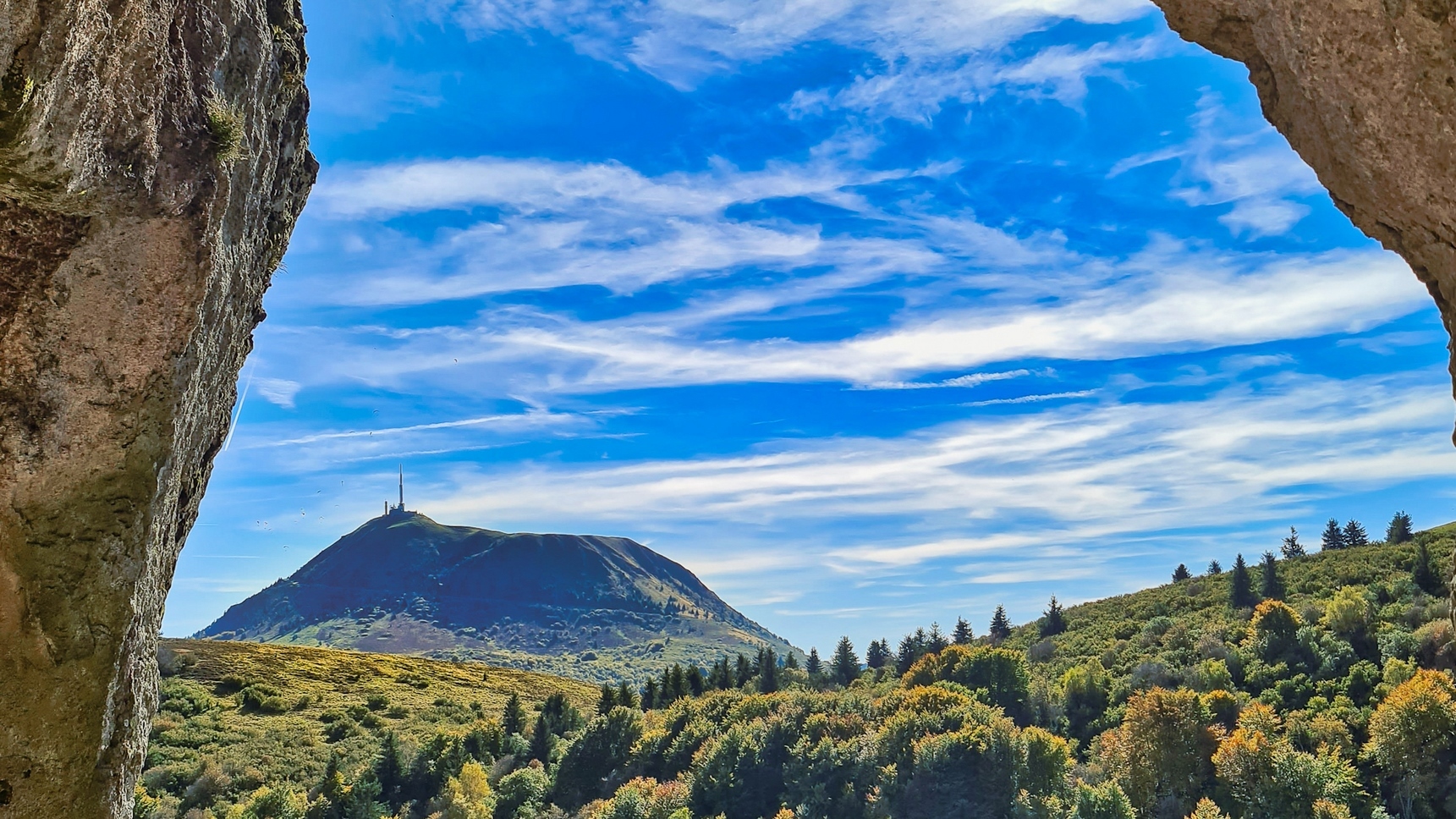 Puy de Clierzou - View of Puy de Dôme - Clierzou Caves - Exceptional Landscapes