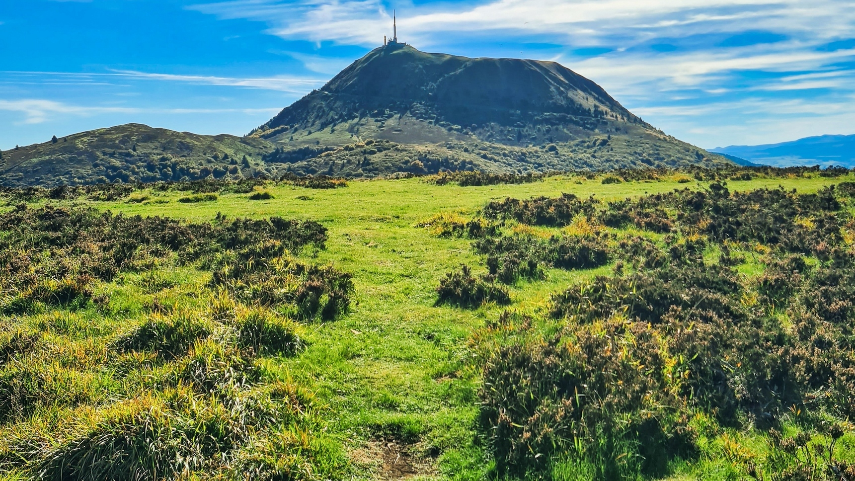 Puy de Dôme: Auvergne Countryside and Breathtaking View of the Iconic Volcano