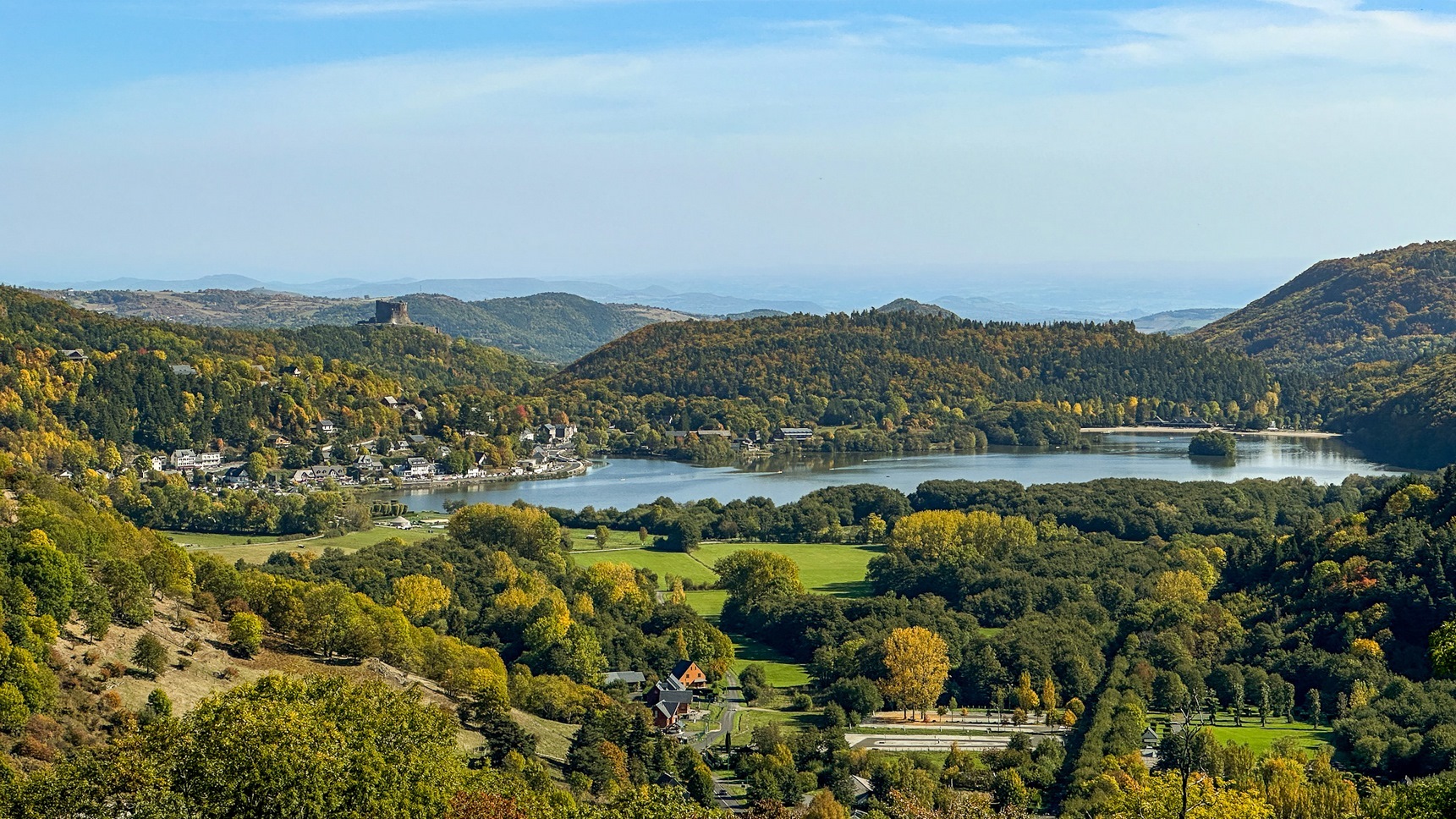 Lake Chambon: Autumn Colors and Breathtaking View of Murol Castle