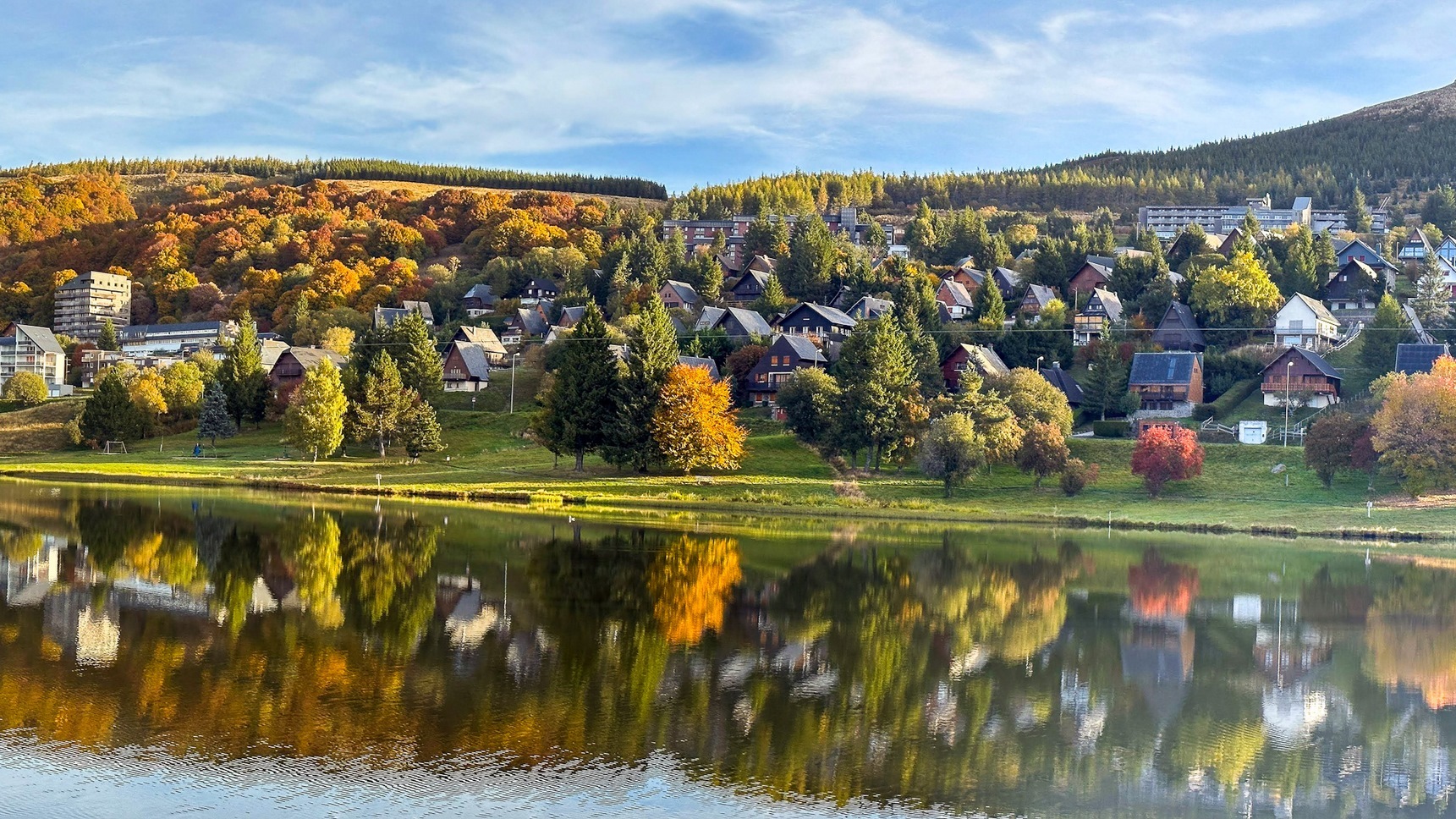 Super Besse in Autumn: Magical Reflections on the Lac des Hermines