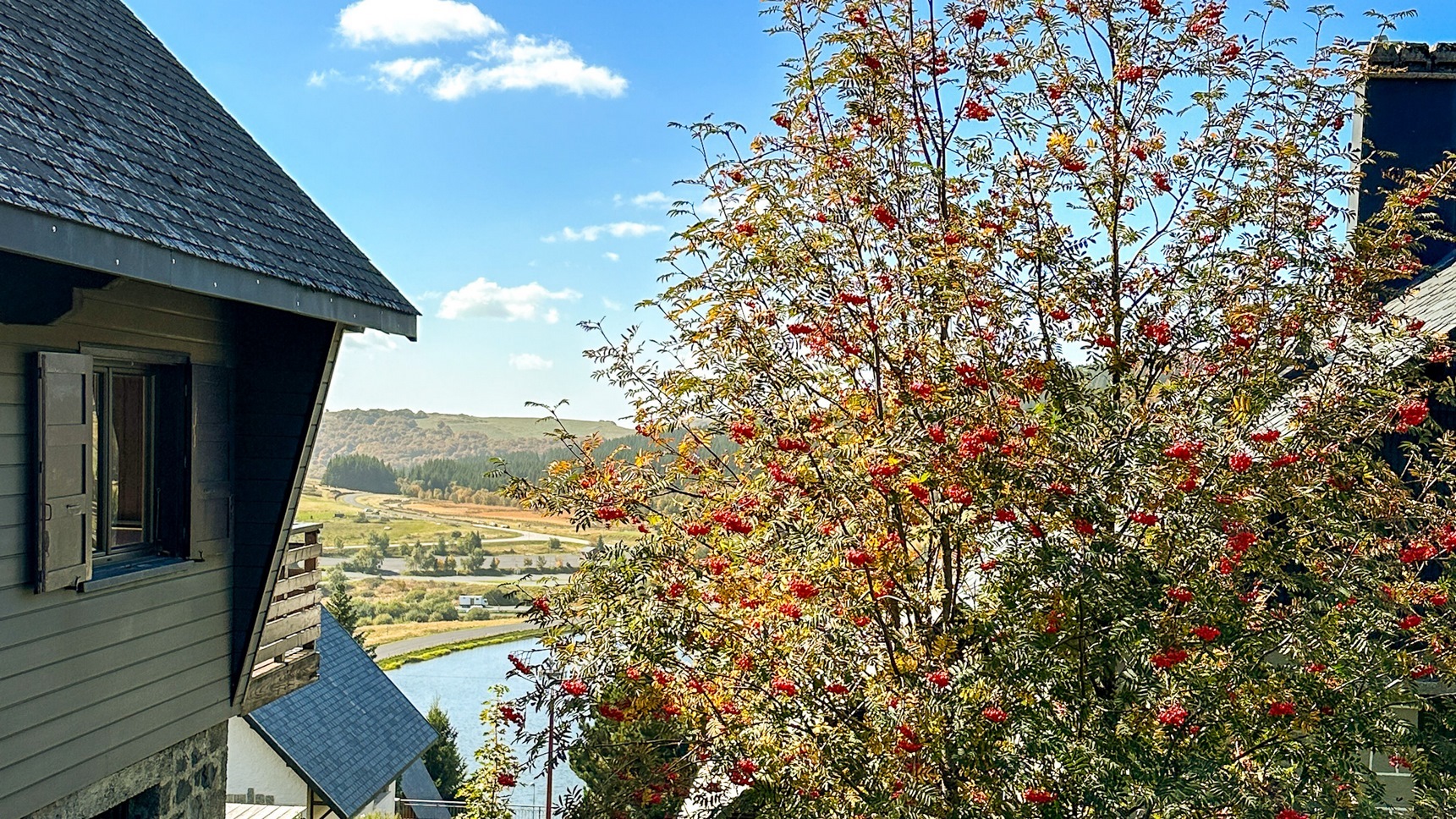 Chalet Ma Cambuse Super Besse: Panoramic View under the Autumn Colors