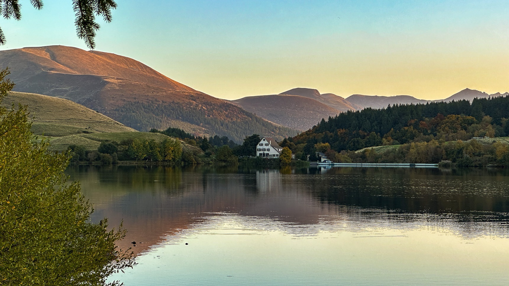 Super Besse: Discover Lac de Guery, a High-Altitude Lake with Exceptional Panoramic Views of the Sancy Massif