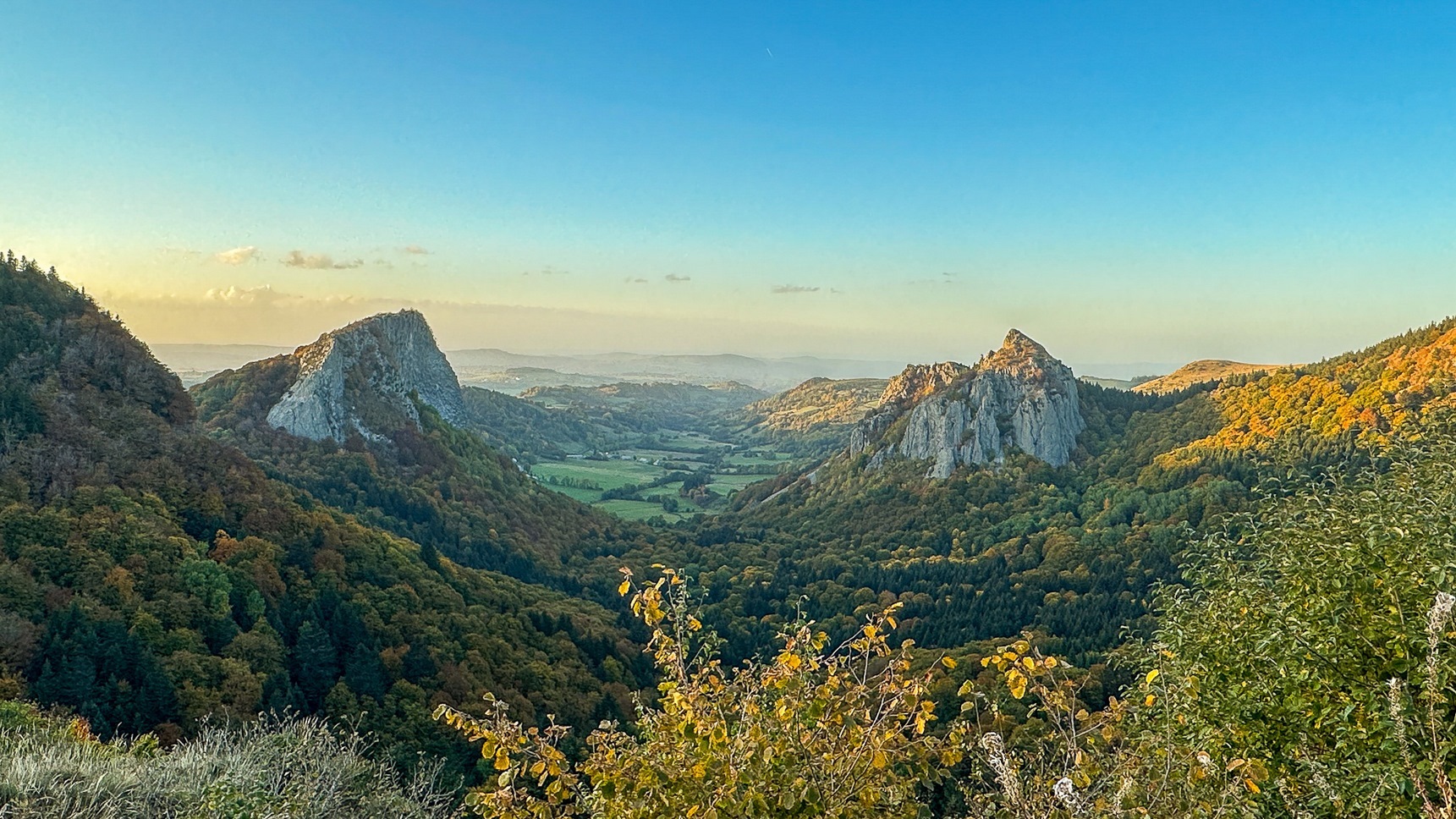 Roches Tuilière and Sanadoire: Autumn Colors and Magic of the Sunset