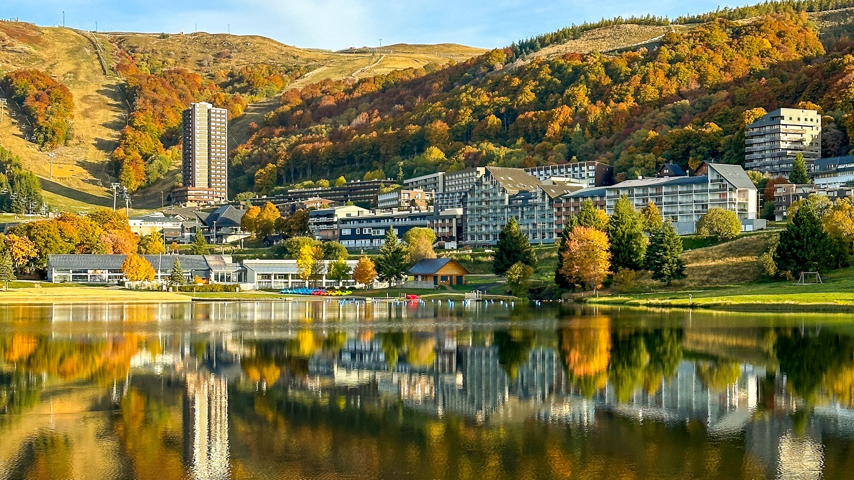 Super Besse: Lac des Hermines in Autumn, shimmering colors