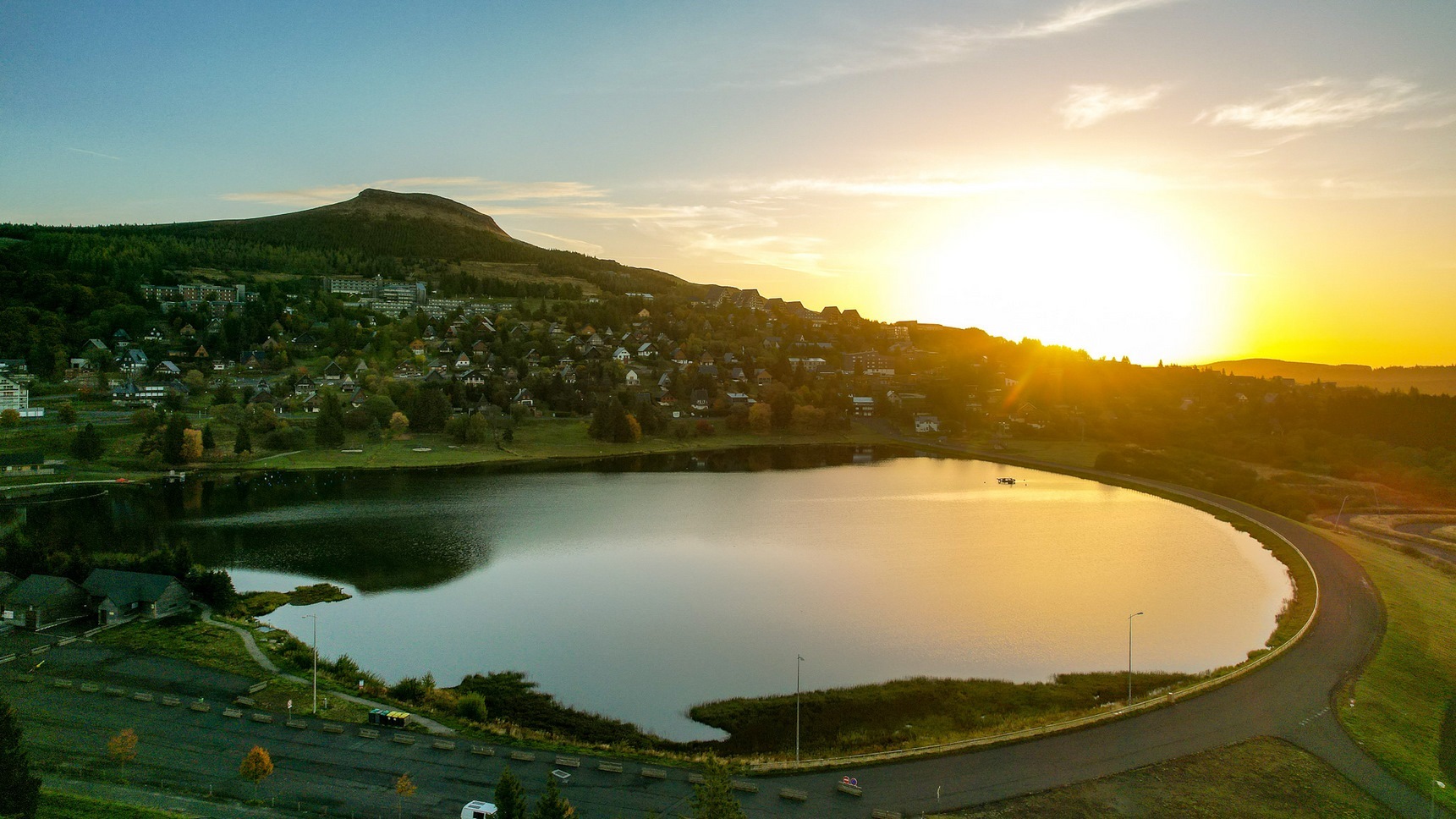 Super Besse: Sunrise over Lac des Hermines and the Chalets