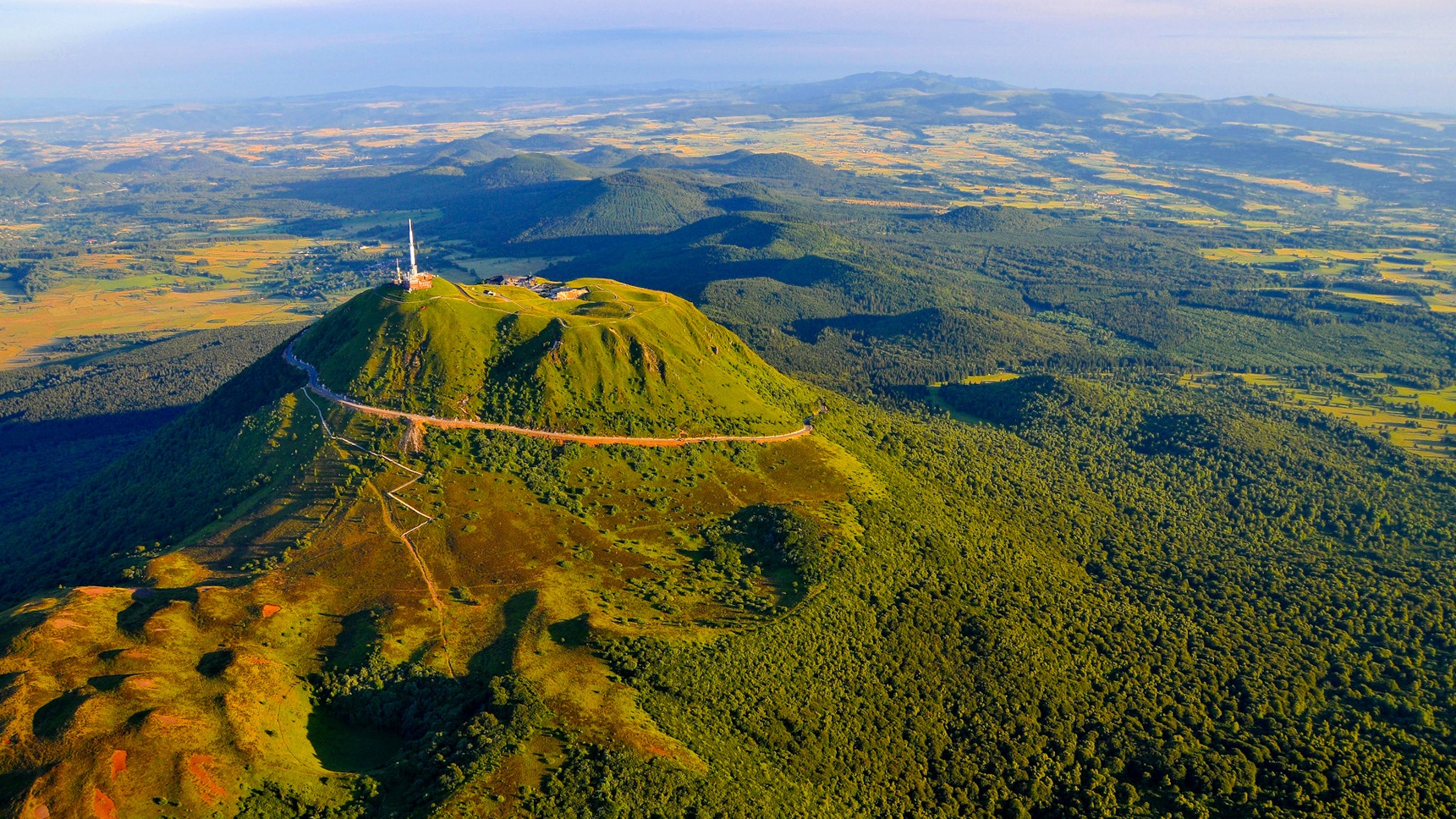 Col de Ceyssat - Flight over the Puy de Dôme and Chaîne des Puys - Unique Panorama