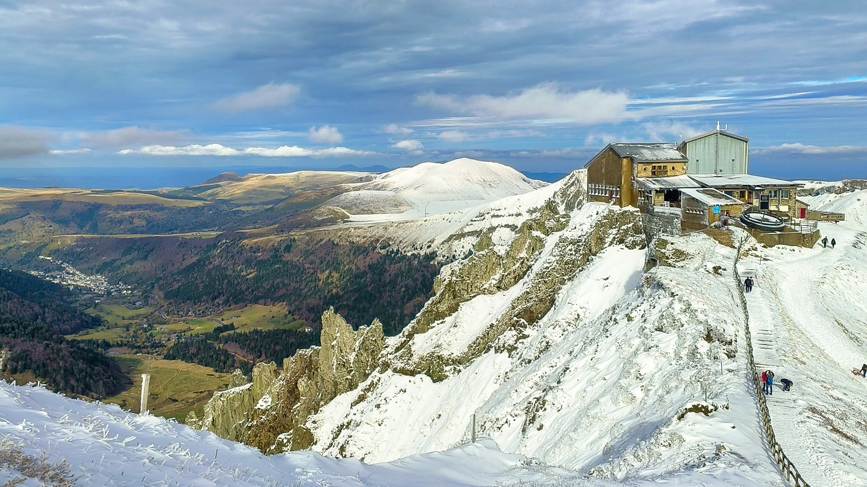 Sancy Cable Car: The arrival station is decked out in white!