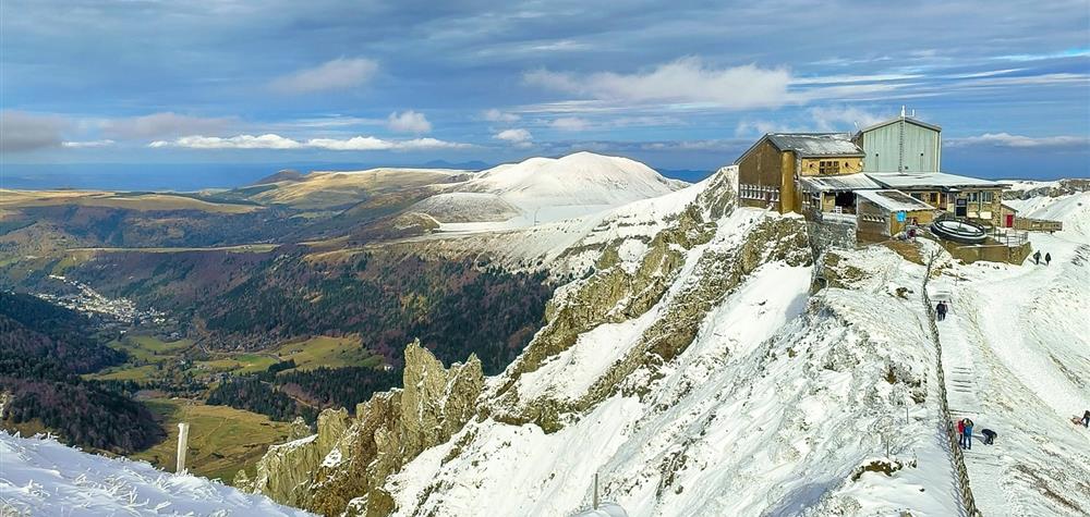 Sancy Cable Car: The arrival station is decked out in white!
