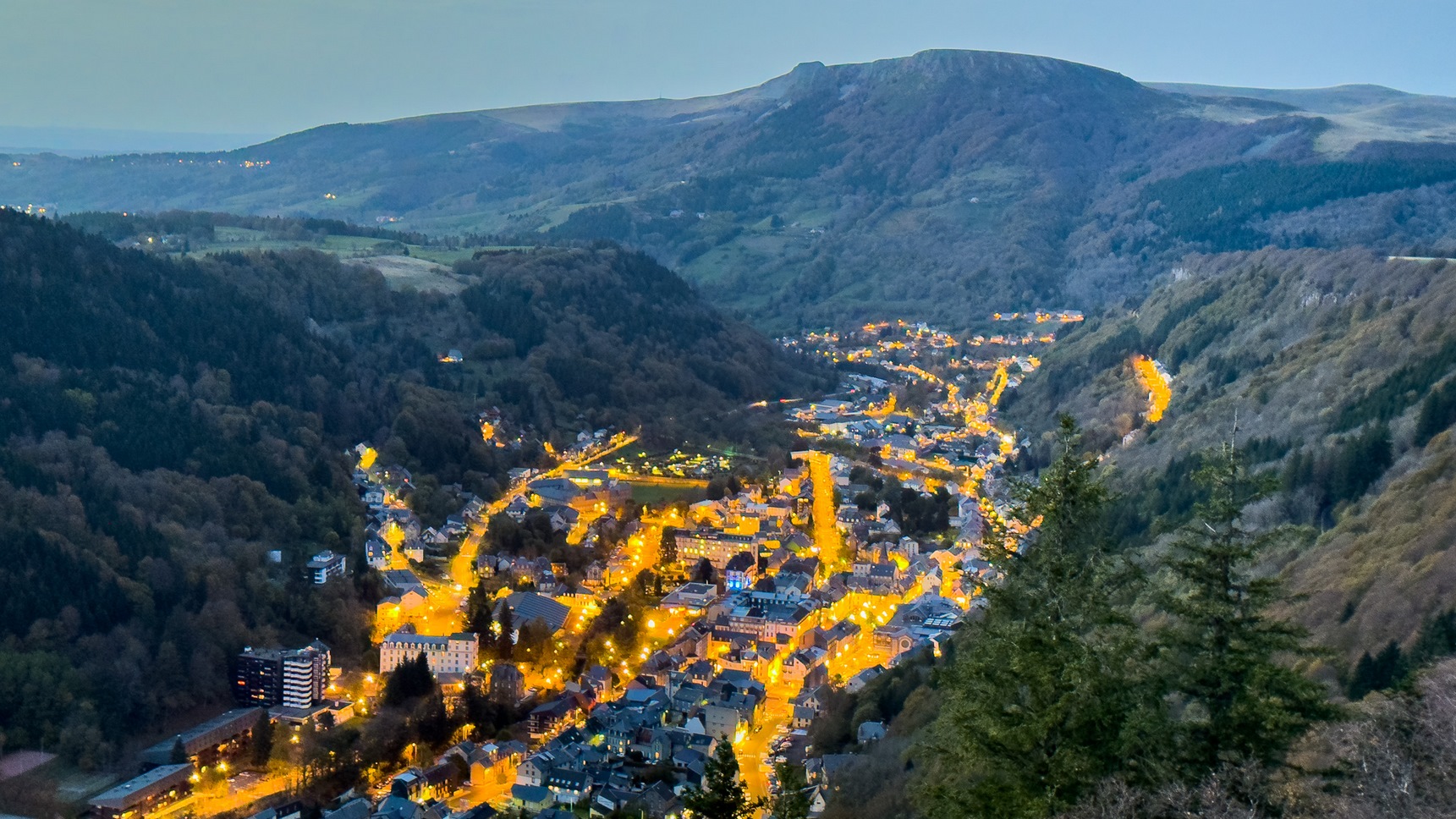 Plateau de la Grande Cascade: Enchanting Night View of Mont-Dore