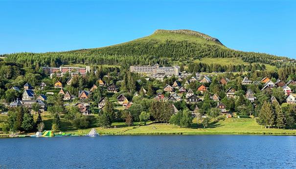 Super Besse: Chalet Village & Lake des Hermines View
