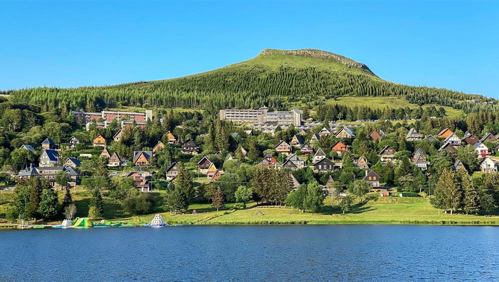 Super Besse: Chalet Village & Lake des Hermines View