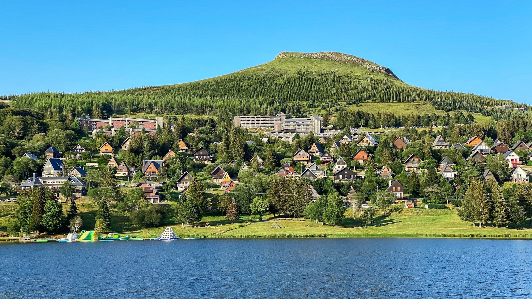 Super Besse: Chalet Village & Lake des Hermines View