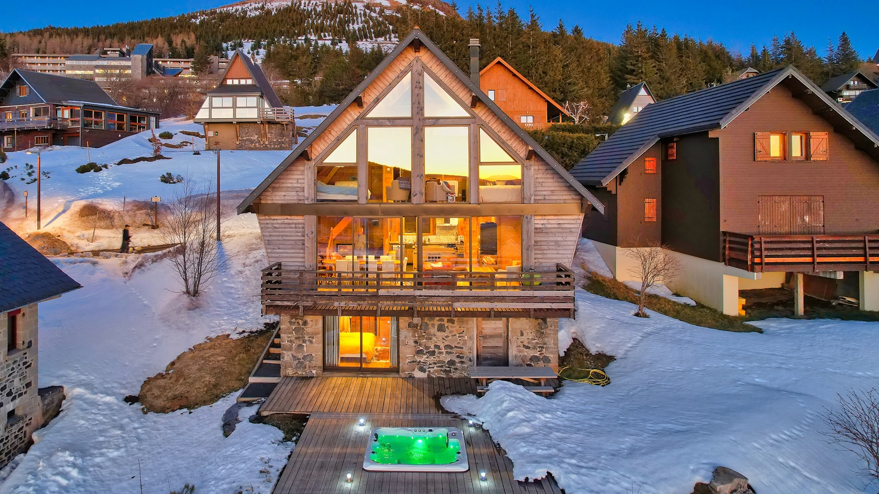 Super Besse, Anorak chalet in Super Besse center with view and private spa