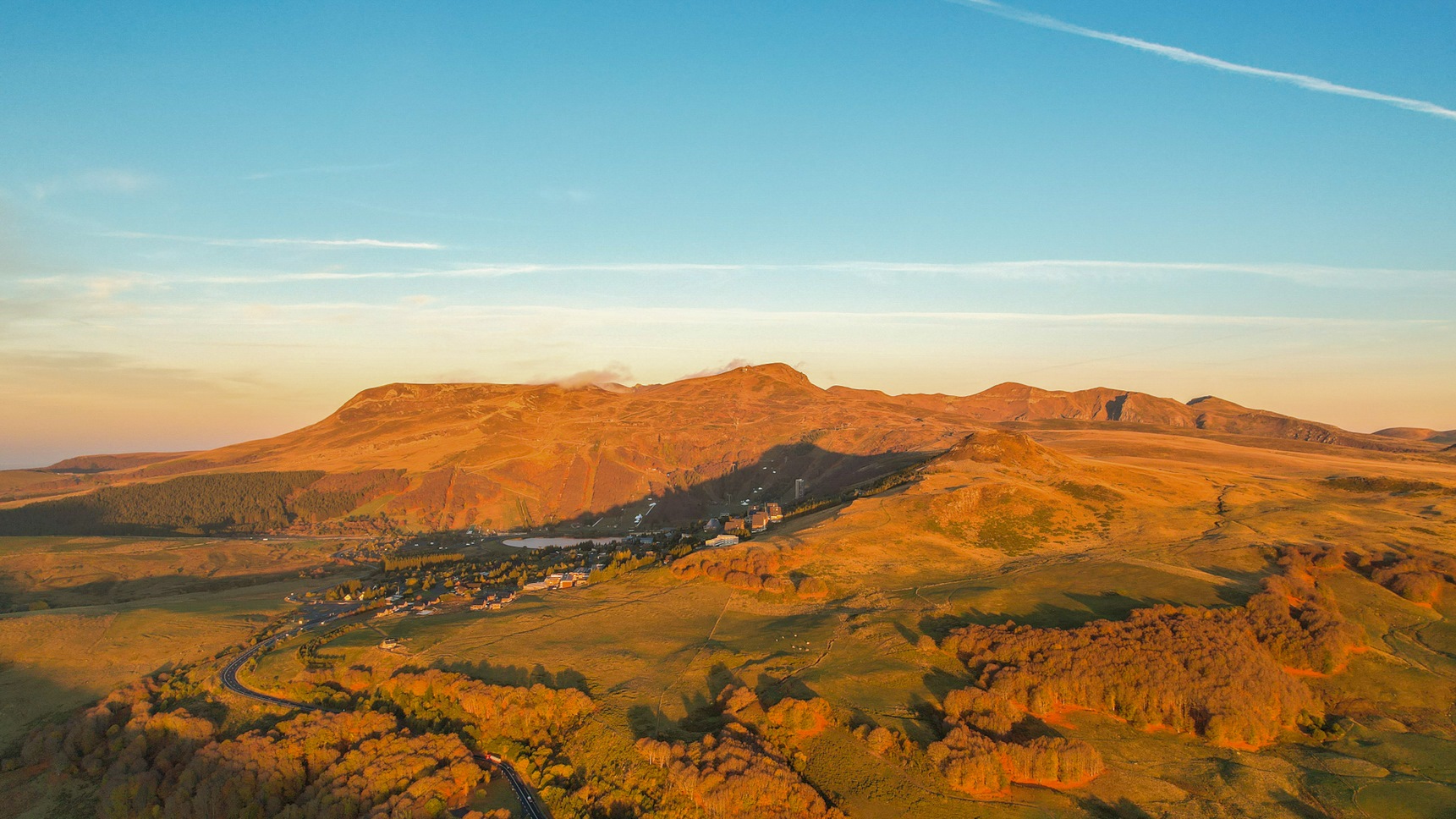 Pavin Lake: Super Besse under the first rays of the sun - an unforgettable spectacle!