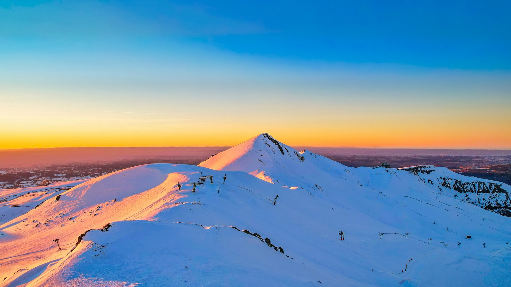 Puy de Sancy: Panoramic view of the Puy de Sancy and the Super Besse - Mont Dore connection at sunset