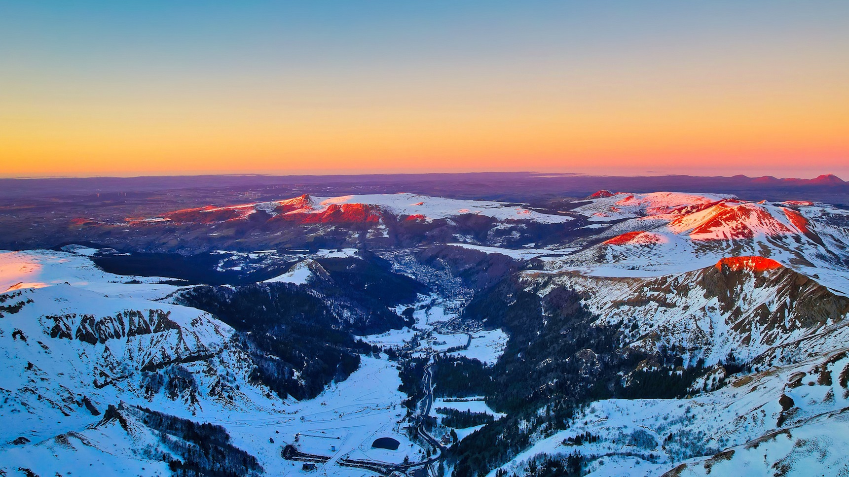 Puy de Sancy: Impressive view of the Mont Dore Valley at Sunset