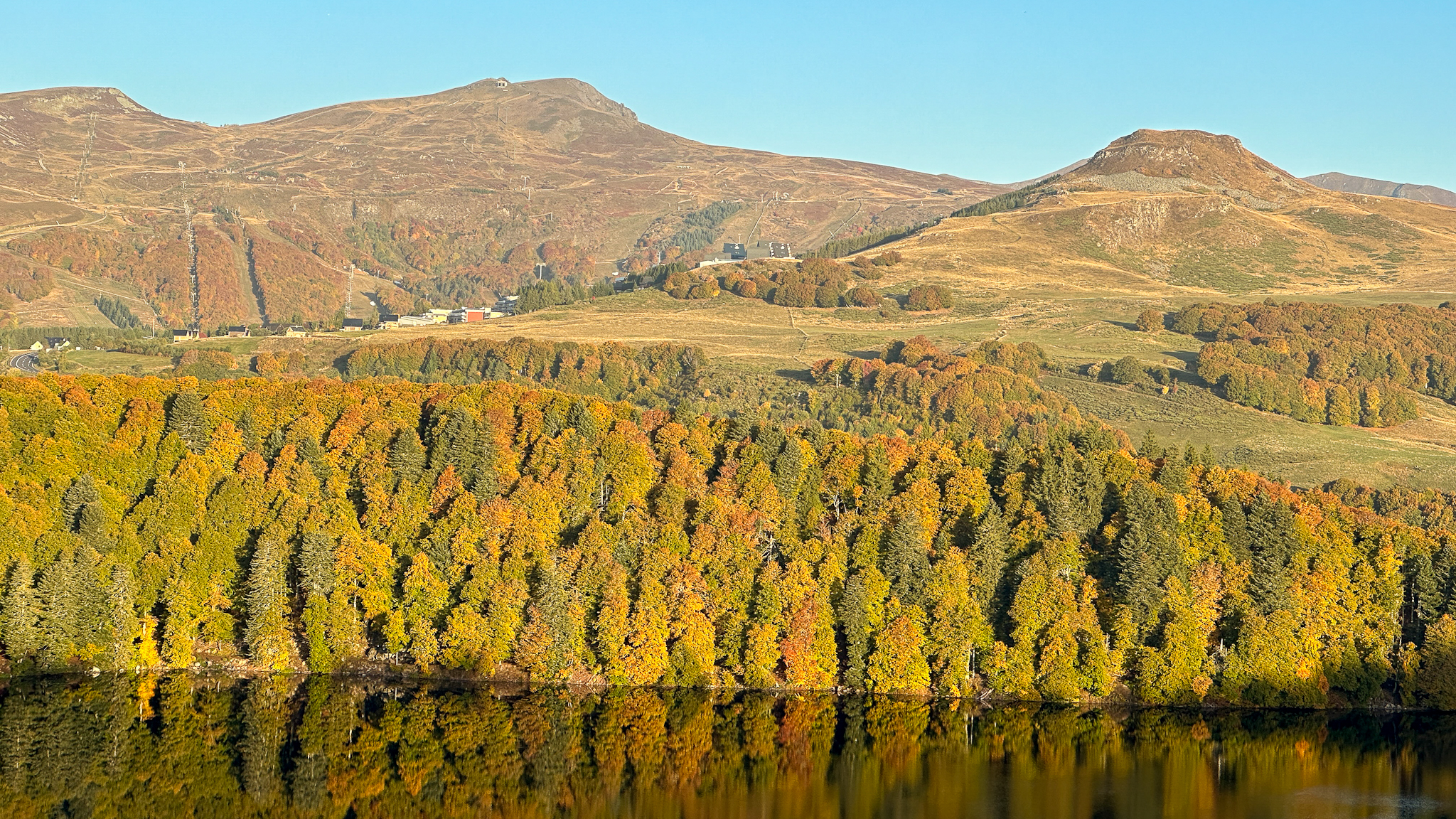 Lac Pavin: Autumn Magic of Colors