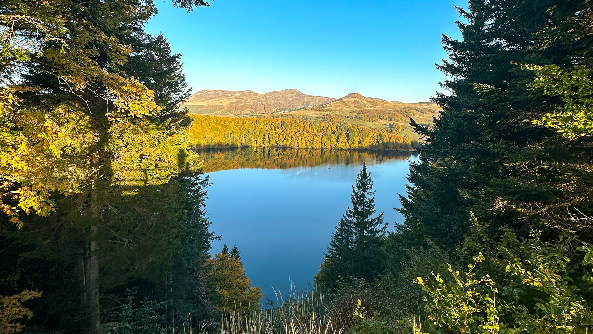 Lac Pavin: Masterful Colors of Autumn