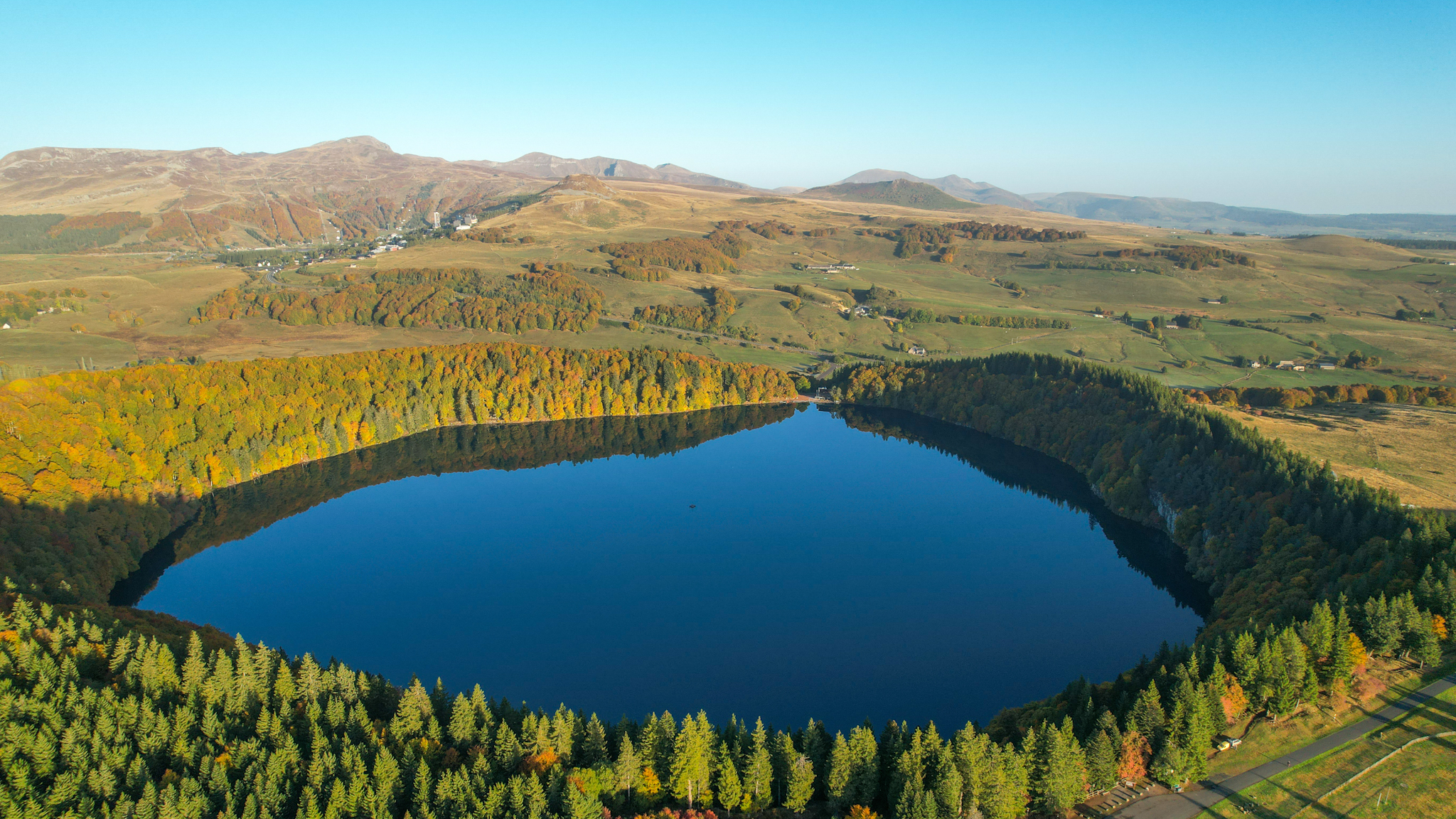 Lac Pavin: Panorama Sancy and Super Besse