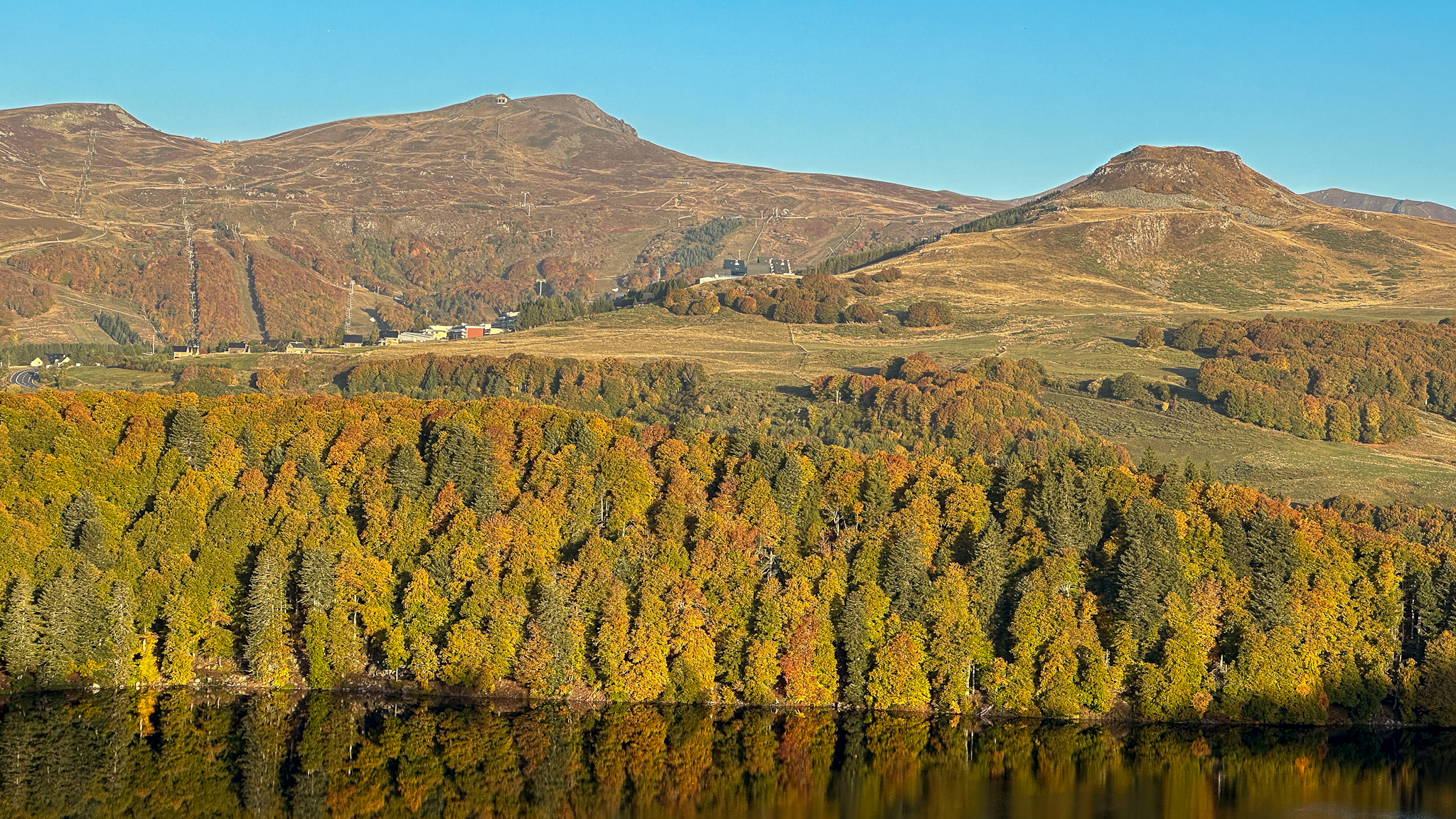 Lac Pavin: Super Besse and the Sancy Massif in Harmony