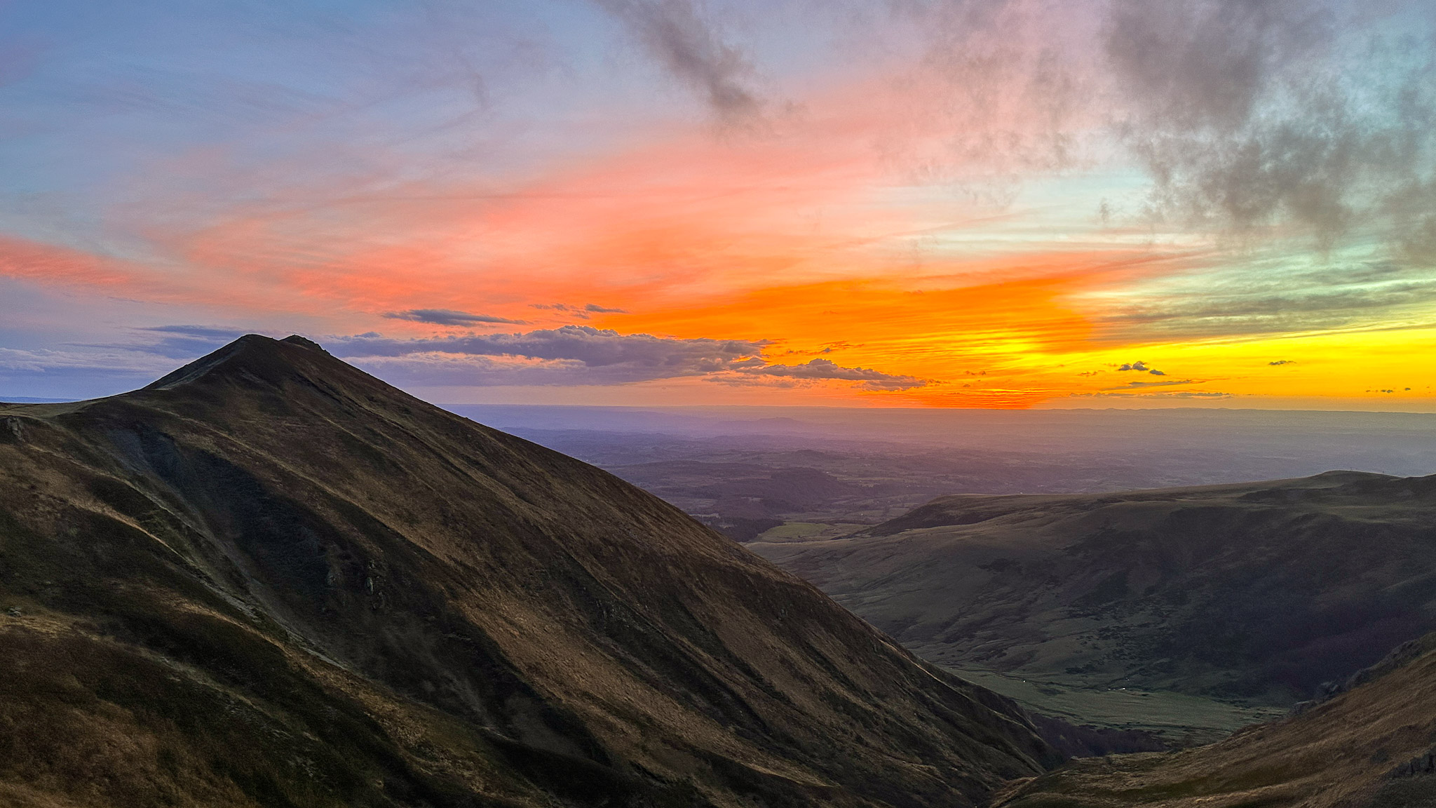 Puy Gros and Fontaine Salée: Evening Magic on the Sancy Massif