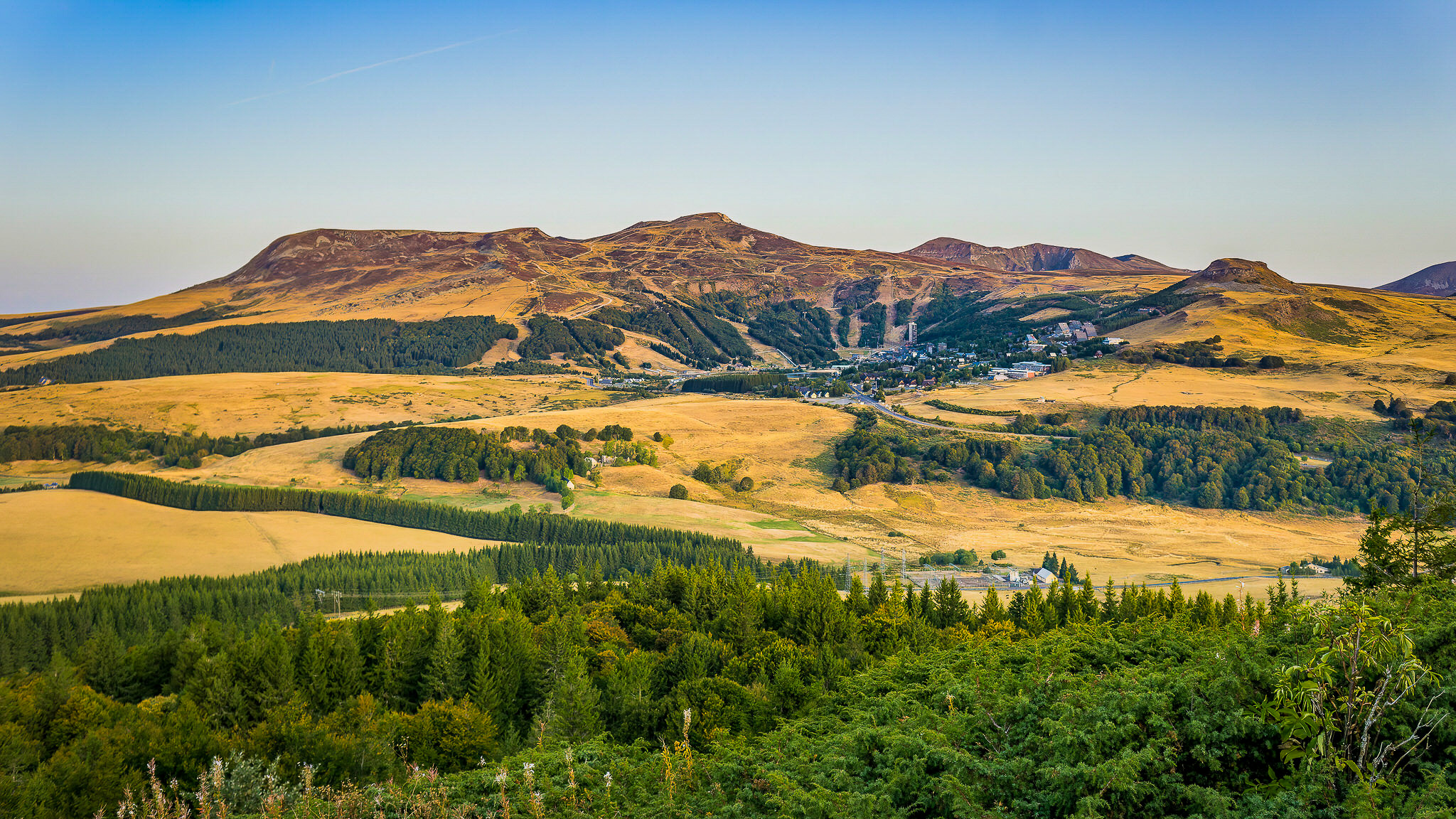 Puy de Montchal: Exceptional Panoramic View of the Super Besse Resort