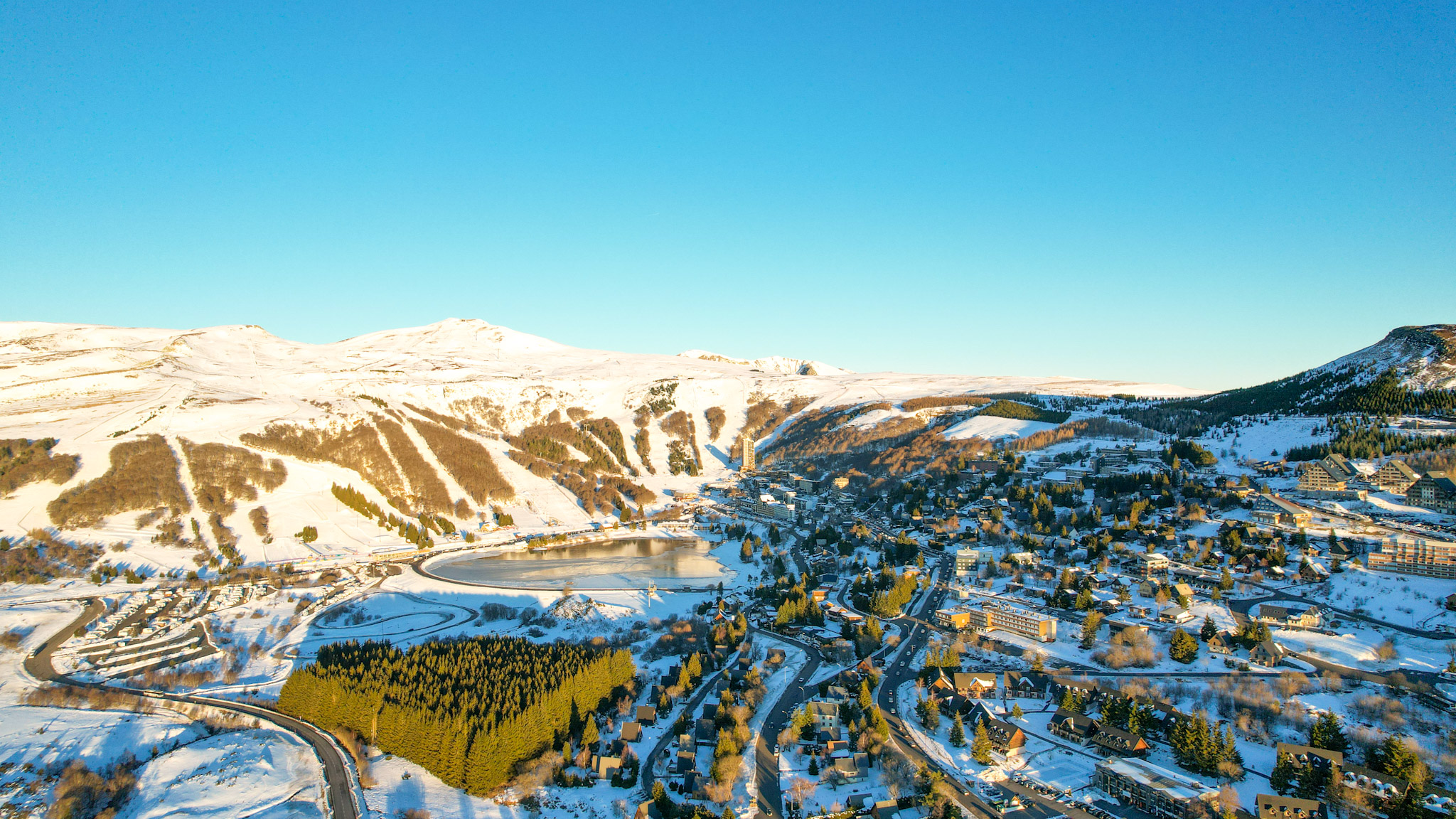 Super Besse: Winter Wonderland at the Campervan Area and Lac des Hermines